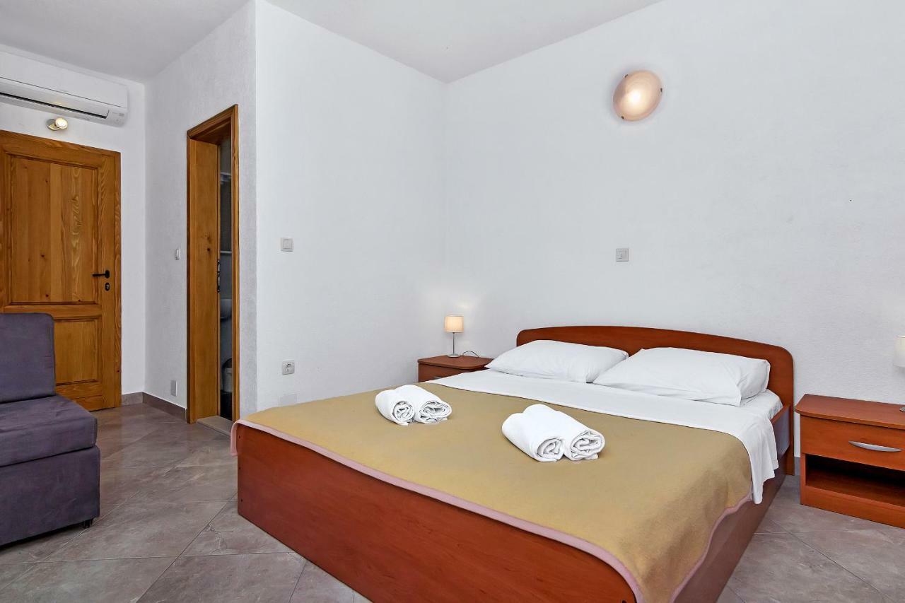 Apartmani Nikola Zastražišće Екстериор снимка